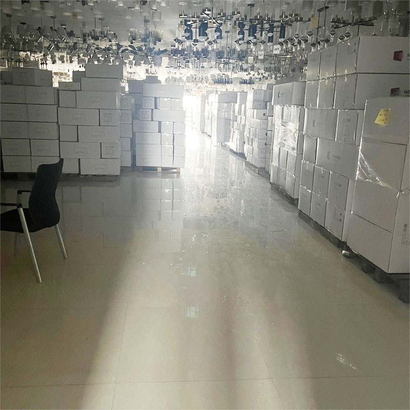 私たちの倉庫はどれくらいの大きさで、出荷前に商品を倉庫に保管できる期間はどれくらいですか？